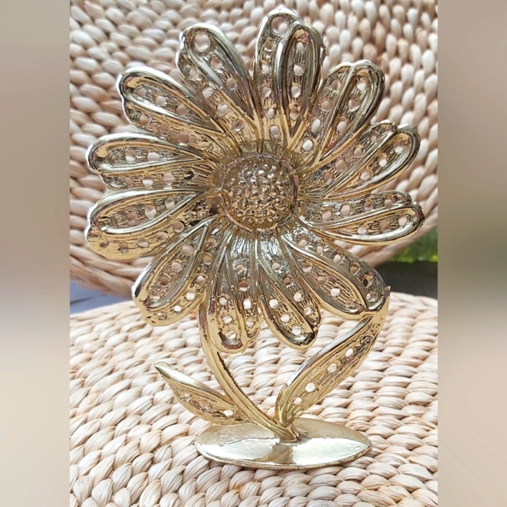 Gold metal sunflower earring golder